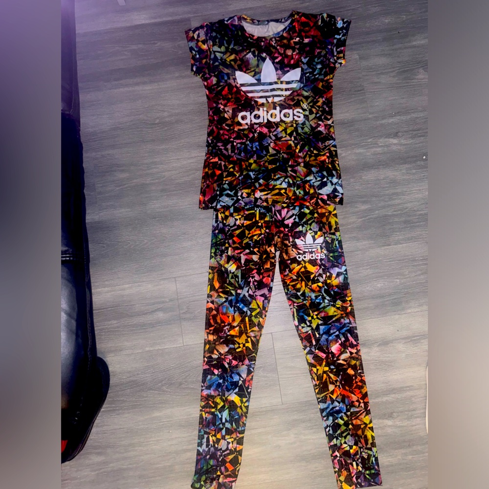 Adidas set shirt x leggings 

Size S

New